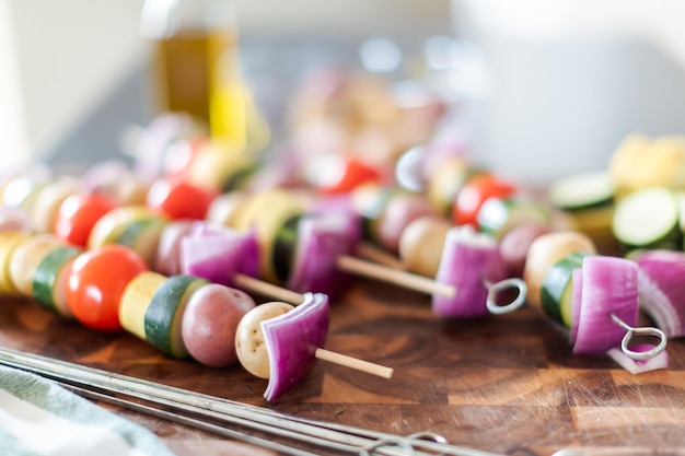 Préparer des brochettes de légumes pour les grillades en plein air.