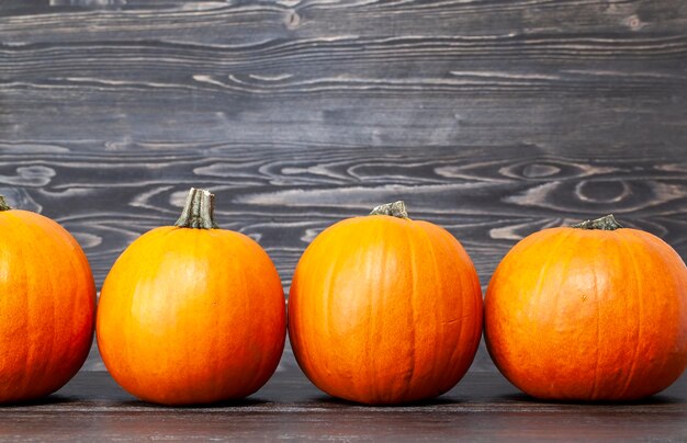 Préparer une citrouille orange pour la fête d'Halloween