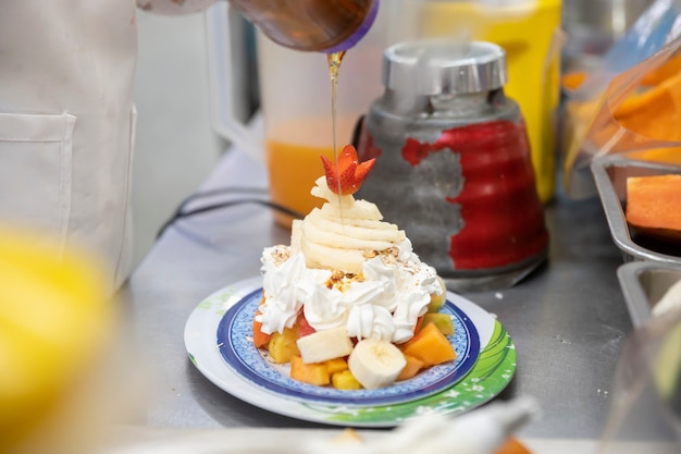 Préparer un cocktail de fruits sur le marché populaire au Mexique