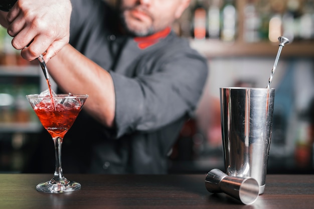 Préparer un cocktail rafraîchissant dans un bar