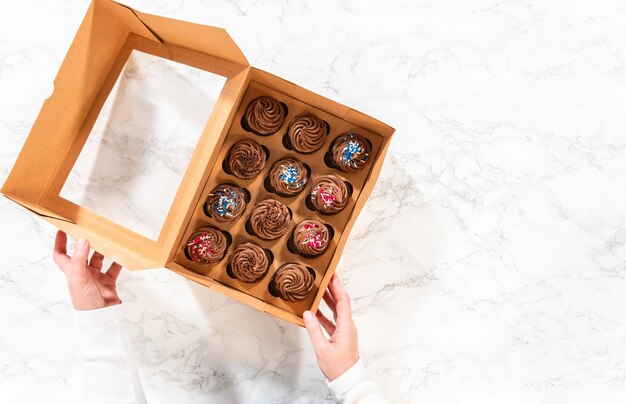 Préparer des cupcakes au chocolat avec un glaçage au chocolat décadent