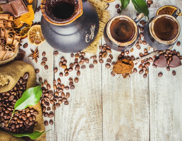 Préparer du café à Turku pour le collage du petit déjeuner. mise au point sélective.