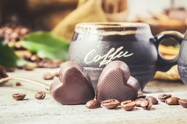 Préparer du café à Turku pour le collage du petit déjeuner. mise au point sélective.