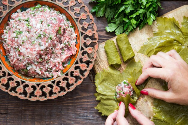 Préparer des feuilles de vigne farcies avec du riz et de la viande, ou traditionnelle Dolma.