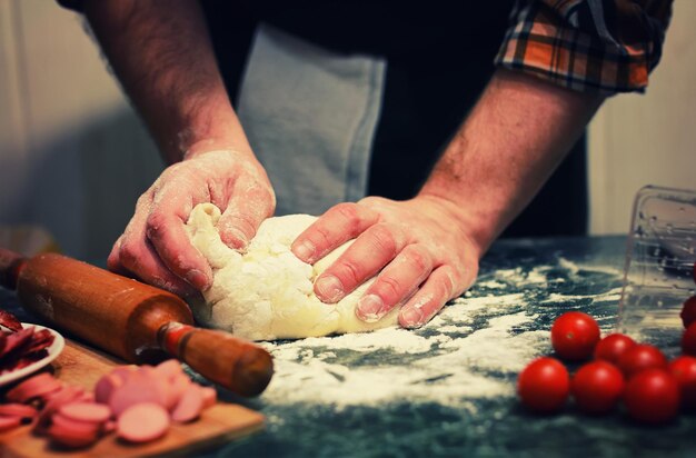 Préparer la garniture à pizza en pâte