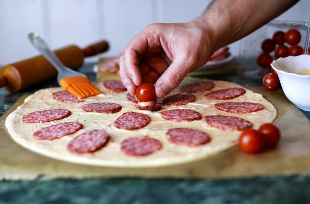 Préparer la garniture de pizza