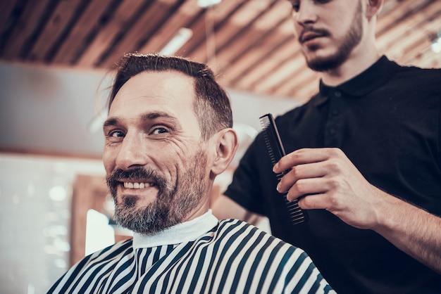 Préparer l&#39;homme au rasage dans le salon de coiffure