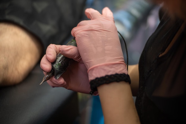 Photo préparer la machine à tatouer avant de commencer