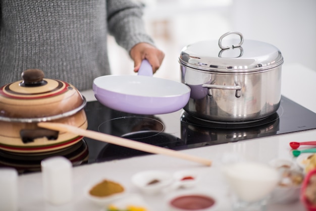 Préparer la nourriture dans la cuisine blanche moderne