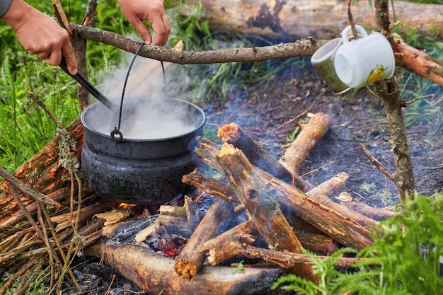 Préparer de la nourriture sur un feu de camp