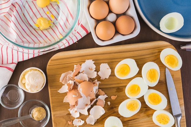 Préparer des œufs farcis avec des œufs biologiques pour l'apéritif. Recette pas à pas.