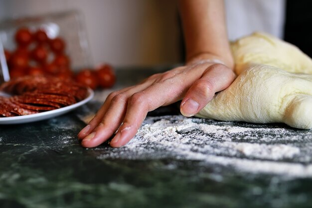 Préparer la pâte à pizza à la main