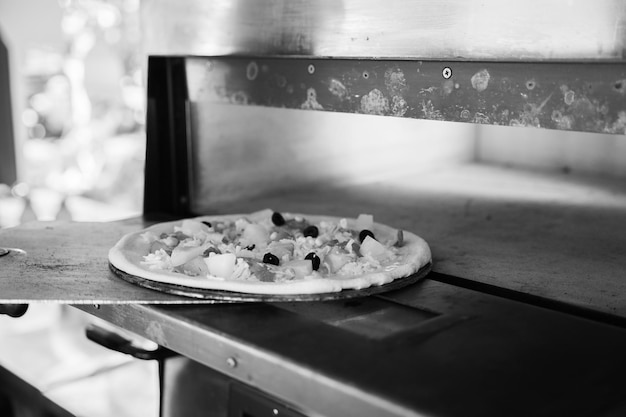 Photo préparer une pizza avec des garnitures pour le four