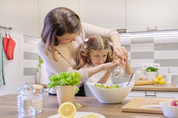 Préparer un repas sain à la maison en famille