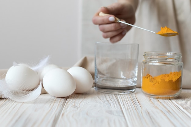 Préparer une solution de curcuma sec pour teindre les œufs de Pâques. Photo de haute qualité