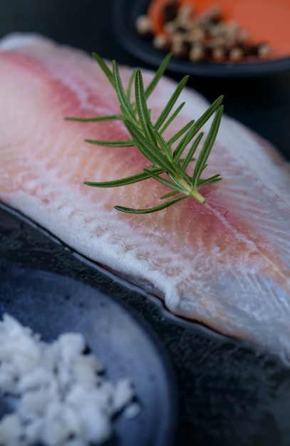 Préparer un steak de poisson