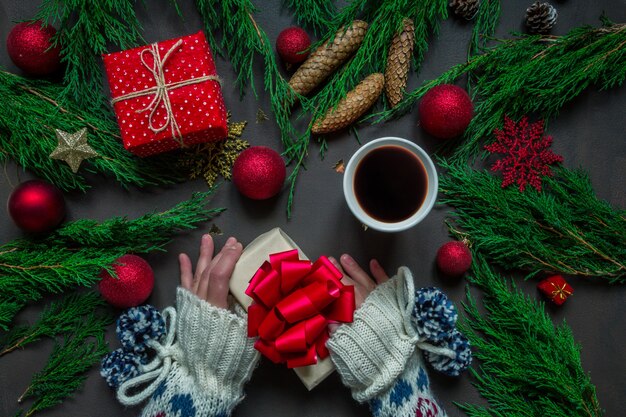 Préparer les vacances, emballer des cadeaux pour les mains Accessoires de Noël chandelier