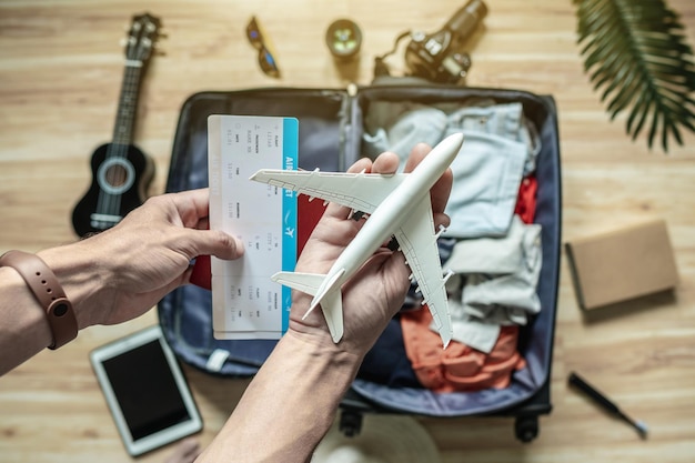 Préparer une valise pour les vacances d'été Préparation des choses et des documents pour un voyage en mer en avion