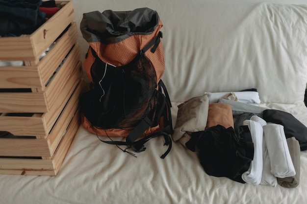 Préparer les vêtements dans le sac à dos pour le voyage