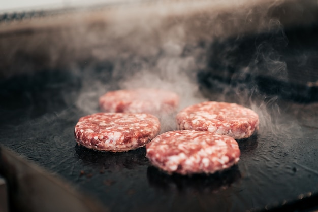 Préparer la viande de hamburger. Fermer.