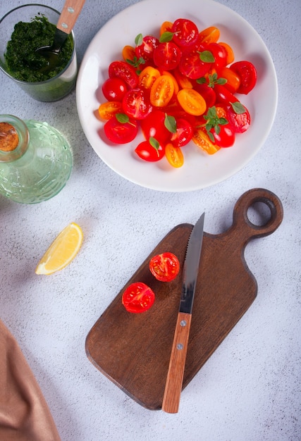 Préparez une salade de tomates cerises fraîches et de basilic