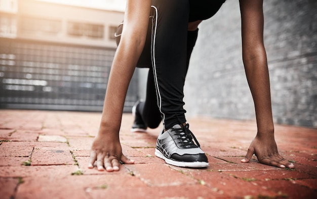 Préparez-vous et allez-y Gros plan d'une femme méconnaissable faisant de l'exercice à l'extérieur