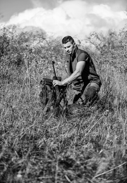 Préparez-vous à la chasse Ce que vous devriez avoir pendant la chasse environnement naturel Homme avec équipement de chasse à la carabine fond nature Concept de fusil de recharge Équipement de chasse et mesures de sécurité