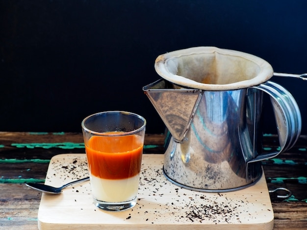 Préparez-vous à infuser le thé thaïlandais, sur fond sombre