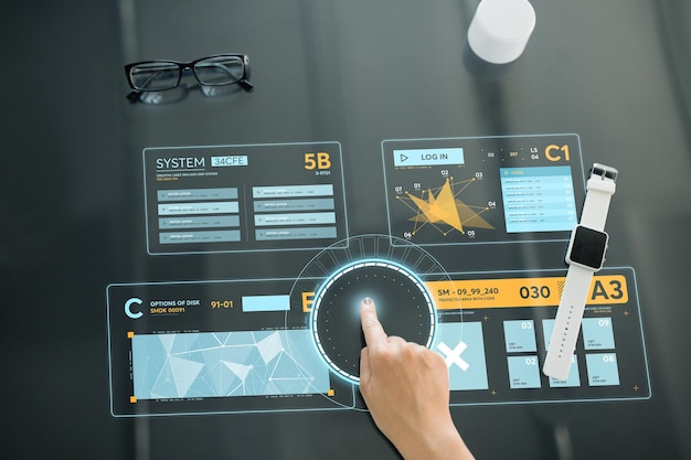 de près à l'aide d'un panneau interactif avec des données
