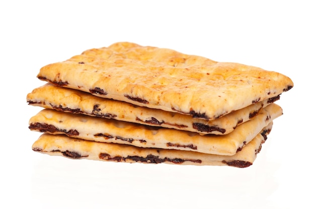 Près de délicieux biscuit avec des raisins secs isolés sur fond blanc