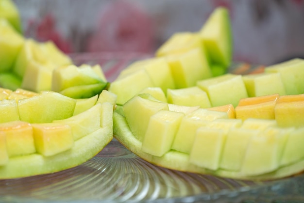 Près du cantaloup vert a été glissé sur le plat en verre