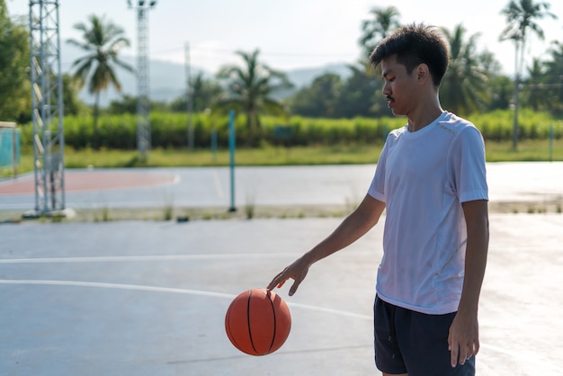 Près d'un homme dribble le ballon