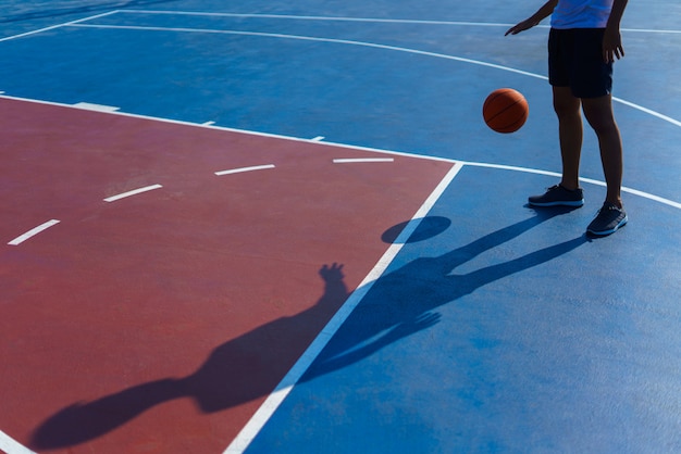 Près d'un homme dribble le ballon