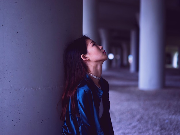 Près d'une jeune femme
