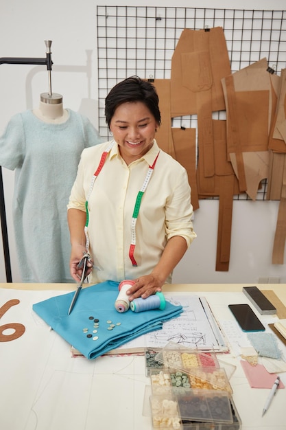 Près de la main du tailleur qui choisit les boutons