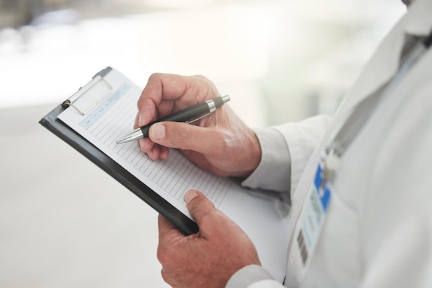 Prescription manuelle et écriture avec un médecin à l'hôpital pour une liste de contrôle ou une aide médicale Diagnostic et documentation avec un professionnel de la santé en clinique pour la planification ou la recherche