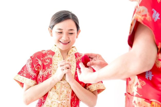 Présent et cadeau pour le Nouvel An chinois et la Saint-Valentin, isolé sur fond blanc