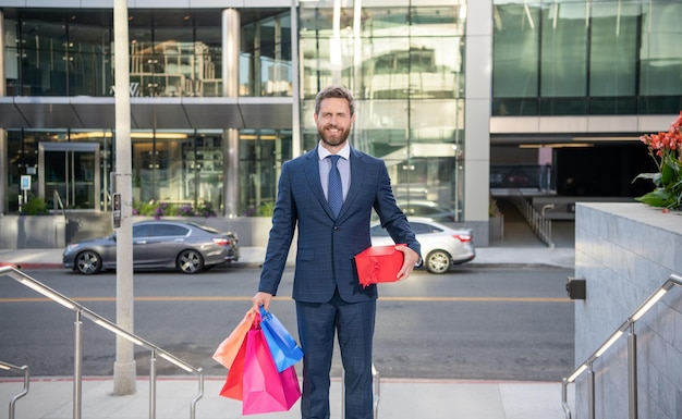 Présent pour la journée des femmes. chef de la direction prospère tenant des coffrets cadeaux.