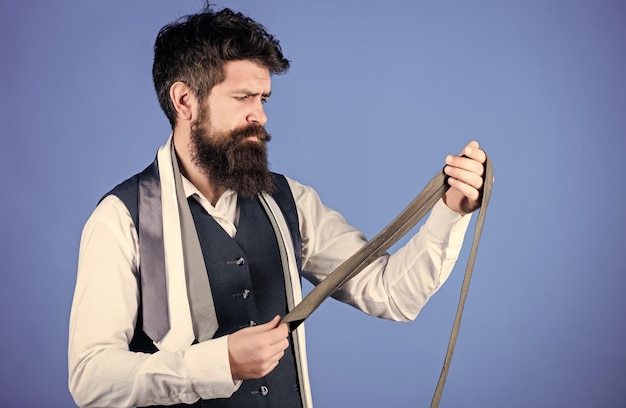 Photo en présentant un look poli pour le travail ou les occasions sociales, les cravates améliorent la garde-robe. l'homme barbu hipster tient peu de cravates. le gars avec la barbe choisit une cravate parfaite. types d'accessoires de cravate.