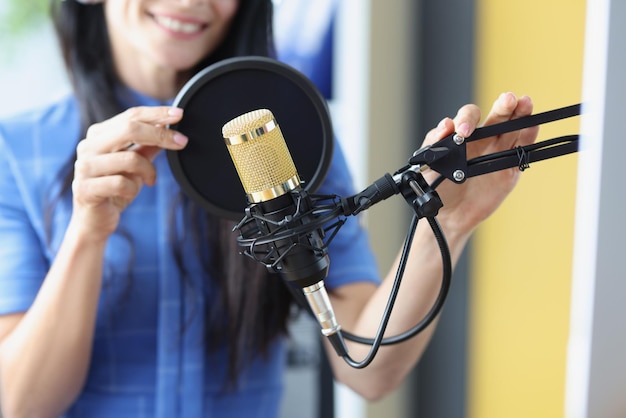 Le présentateur de radio travaille ajuste le microphone se prépare à parler avant d'enregistrer le podcast et continue de vivre