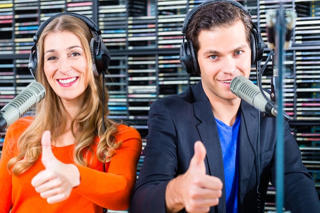 Présentateurs De Radio Dans La Station De Radio Sur L'air