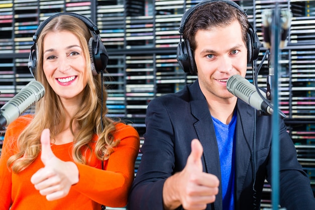 présentateurs de radio dans la station de radio sur l&#39;air