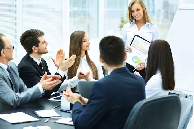 Présentation commerciale réussie dans le bureau moderne