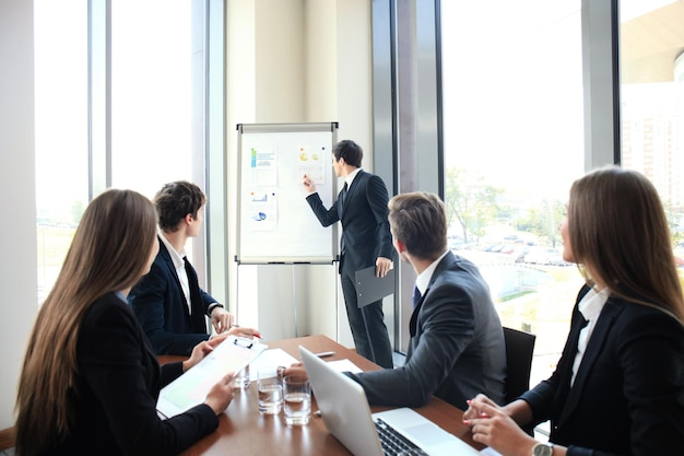 Présentation d'une conférence d'affaires avec un bureau de flipchart de formation d'équipe