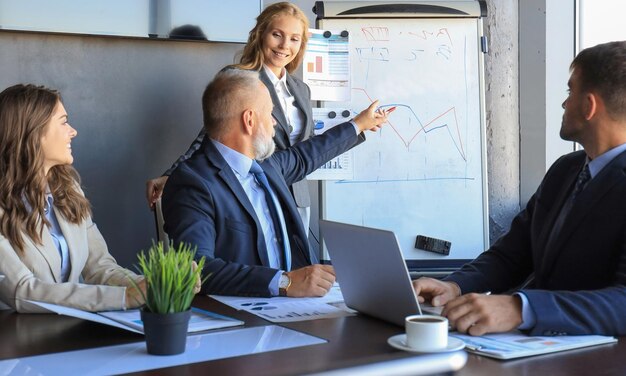 présentation de conférence d&#39;affaires avec le bureau de flipchart de formation d&#39;équipe