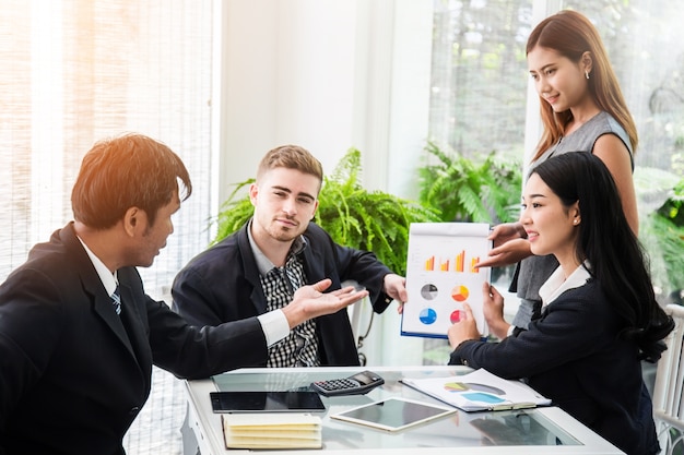 présentation de conférence d&#39;affaires avec le bureau de flipchart de formation d&#39;équipe