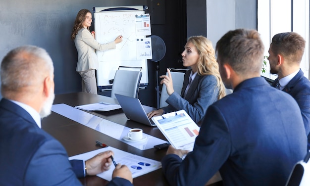 Présentation de la conférence d'affaires avec le bureau de tableau de conférence de formation d'équipe.