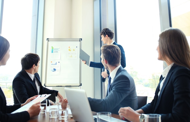 Présentation d'une conférence d'affaires avec un bureau de tableau à feuilles mobiles pour la formation d'équipe