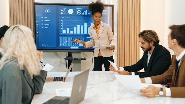 Présentation dans un bureau ou une salle de réunion ornementale avec une équipe d'analystes