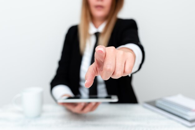 Présentation des données d'entreprise, discussion des problèmes de l'entreprise, résumé de l'évaluation de la procédure des employés, idées de présentation informatique, travail de bureau à distance